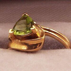 14K YELLOW GOLD SWIRL DESIGN W/ TRILLIANT CUT PERIDOT & DIAMONDS SZ. 5 RING 18